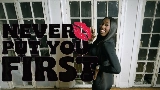 Videominiatuur Never Put You First